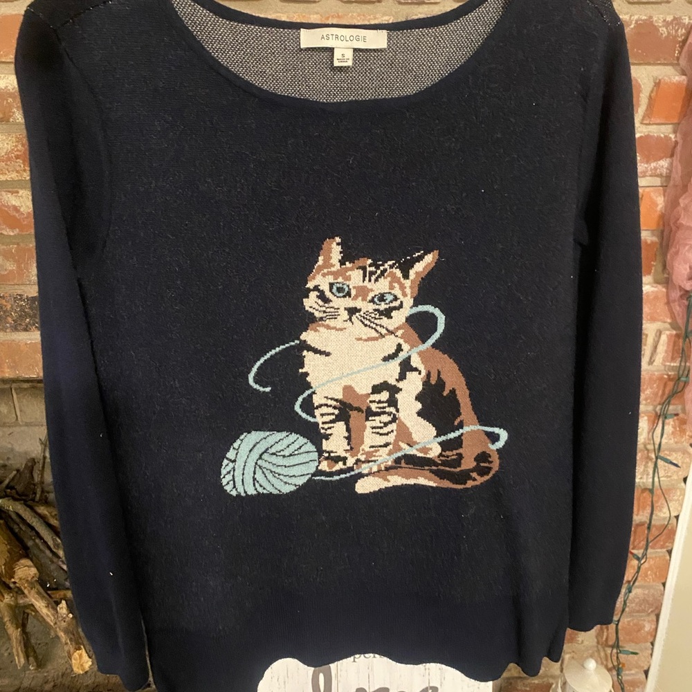 Astrologie Navy Sweater with Cat and Yarn Design